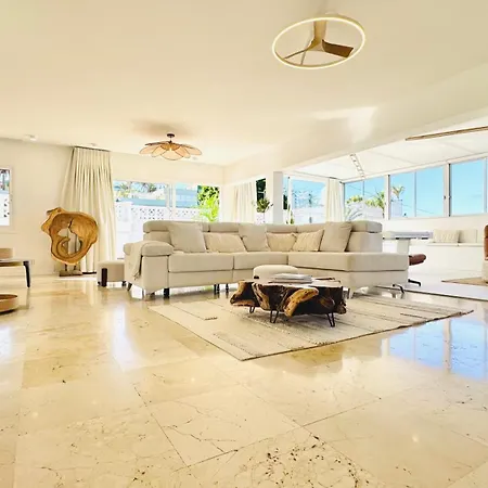 De Luxe, 360m2, 4 Chambres, Vue Mer, Piscine Privée Et Chauffée Villa