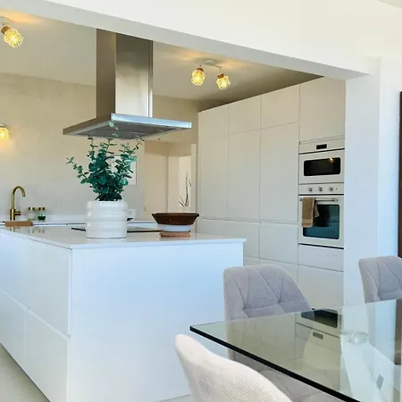 De Luxe, 360m2, 4 Chambres, Vue Mer, Piscine Privee Et Chauffee