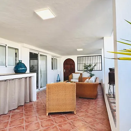 De Luxe, 360m2, 4 Chambres, Vue Mer, Piscine Privee Et Chauffee