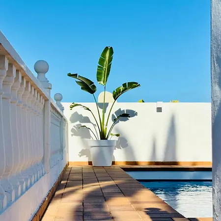 De Luxe, 360m2, 4 Chambres, Vue Mer, Piscine Privee Et Chauffee